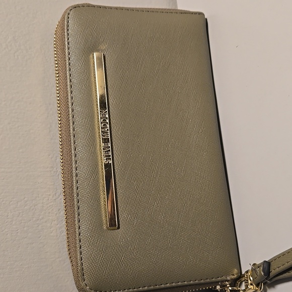Steve Madden NWOT Green Wristlet - Picture 2 of 9